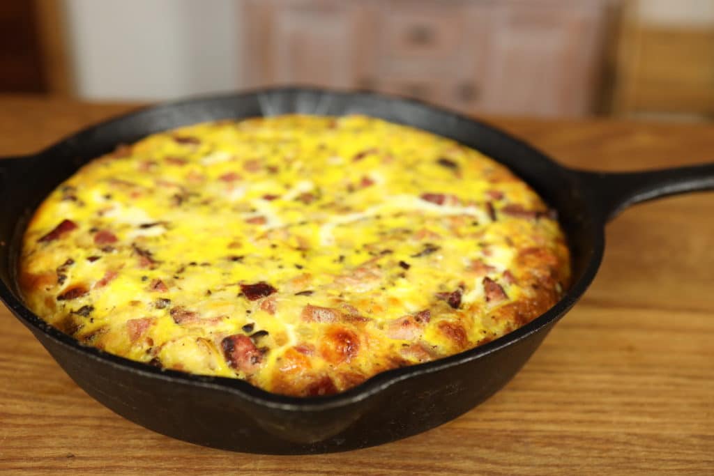 potatoe crusted quiche in cast iron pan