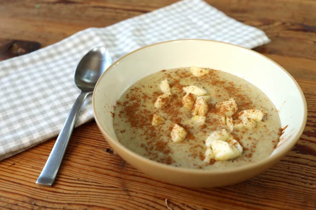 cornmeal porridge with cinnamon and banana