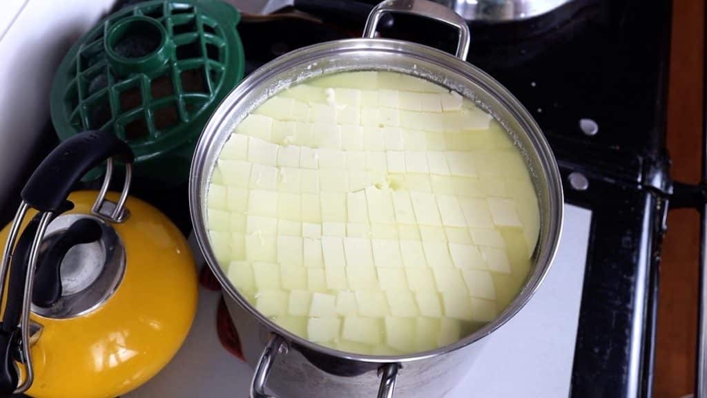 cutting mozzarella curd after clean break