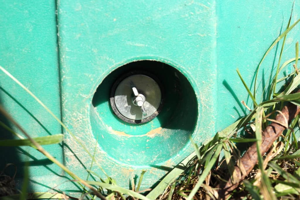 drain plug on jug waterer