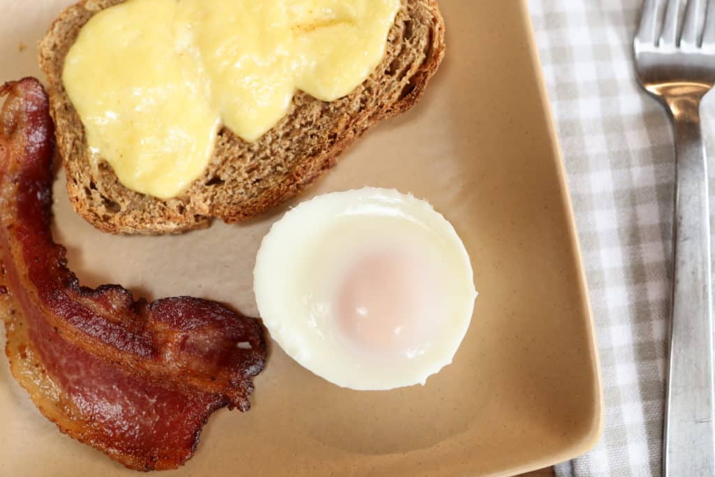 cooking the perfect poached egg for breakfast