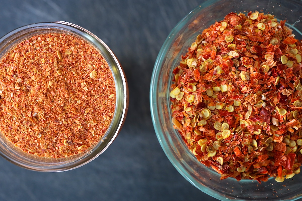 red pepper powder vs. crushed red pepper flakes