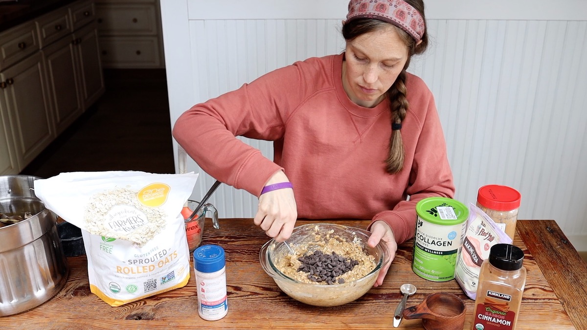 mixing chocolate chips into pb banana oat bars