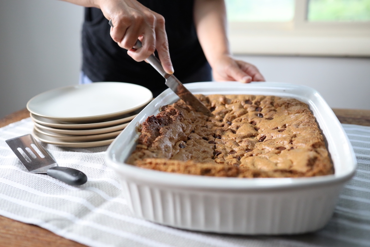 cutting chocolate chip cookie cake bars