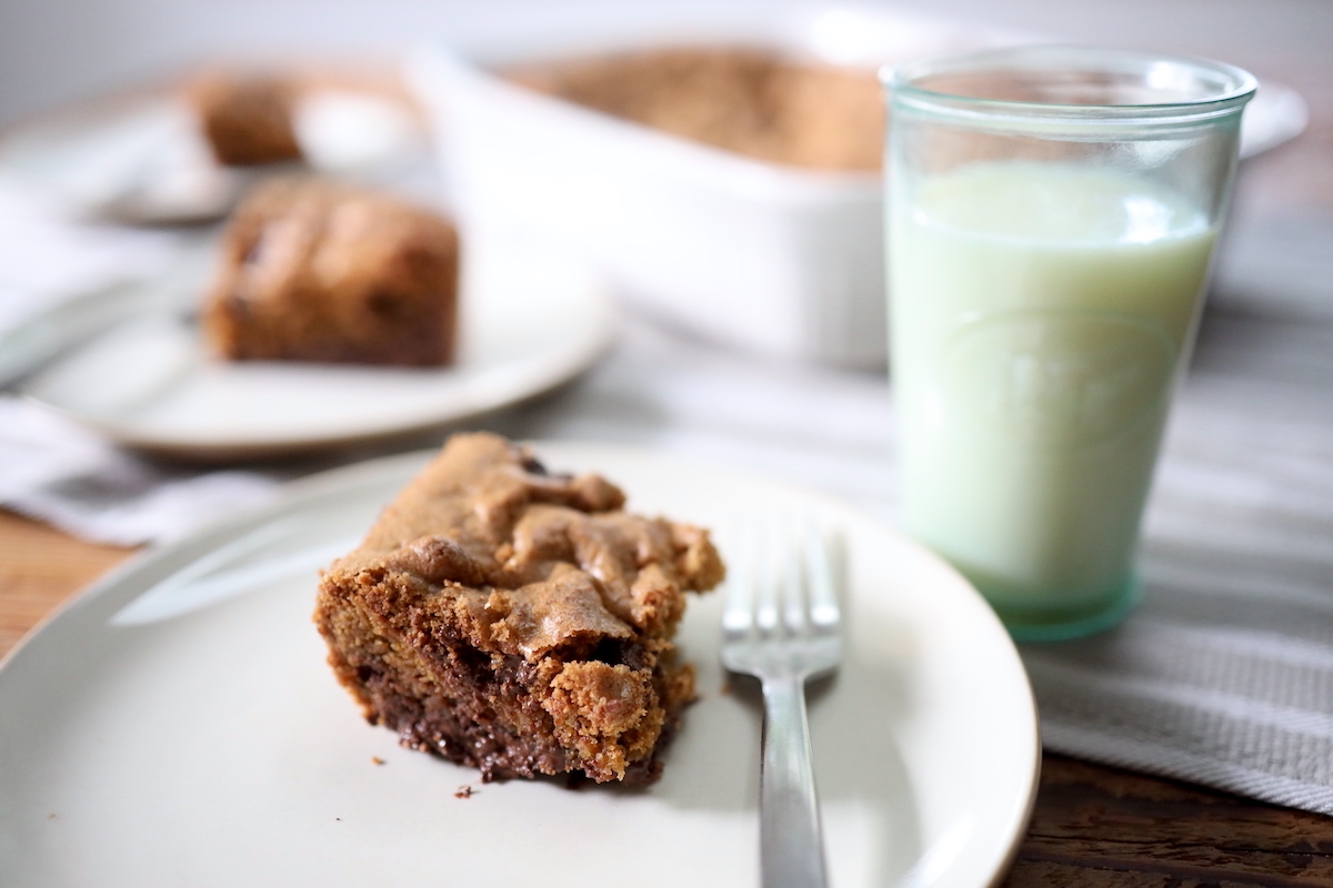 gooey chocolate chip cookie cake