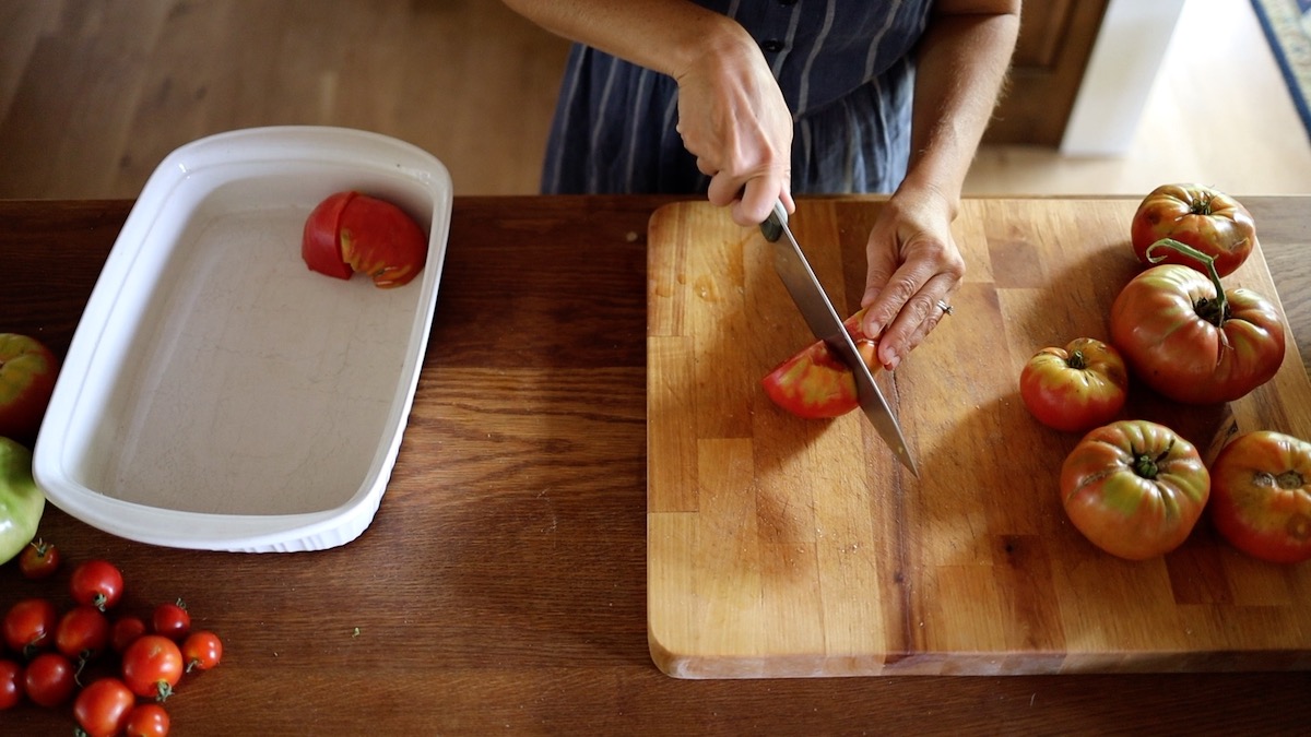 cutting tomatoes to roast