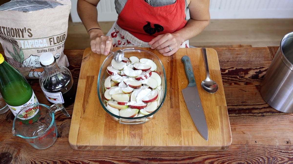 adding tapioca flour to apple crumble