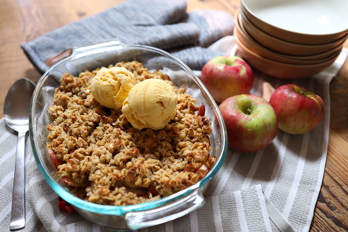 apple crumble with oats and ice cream