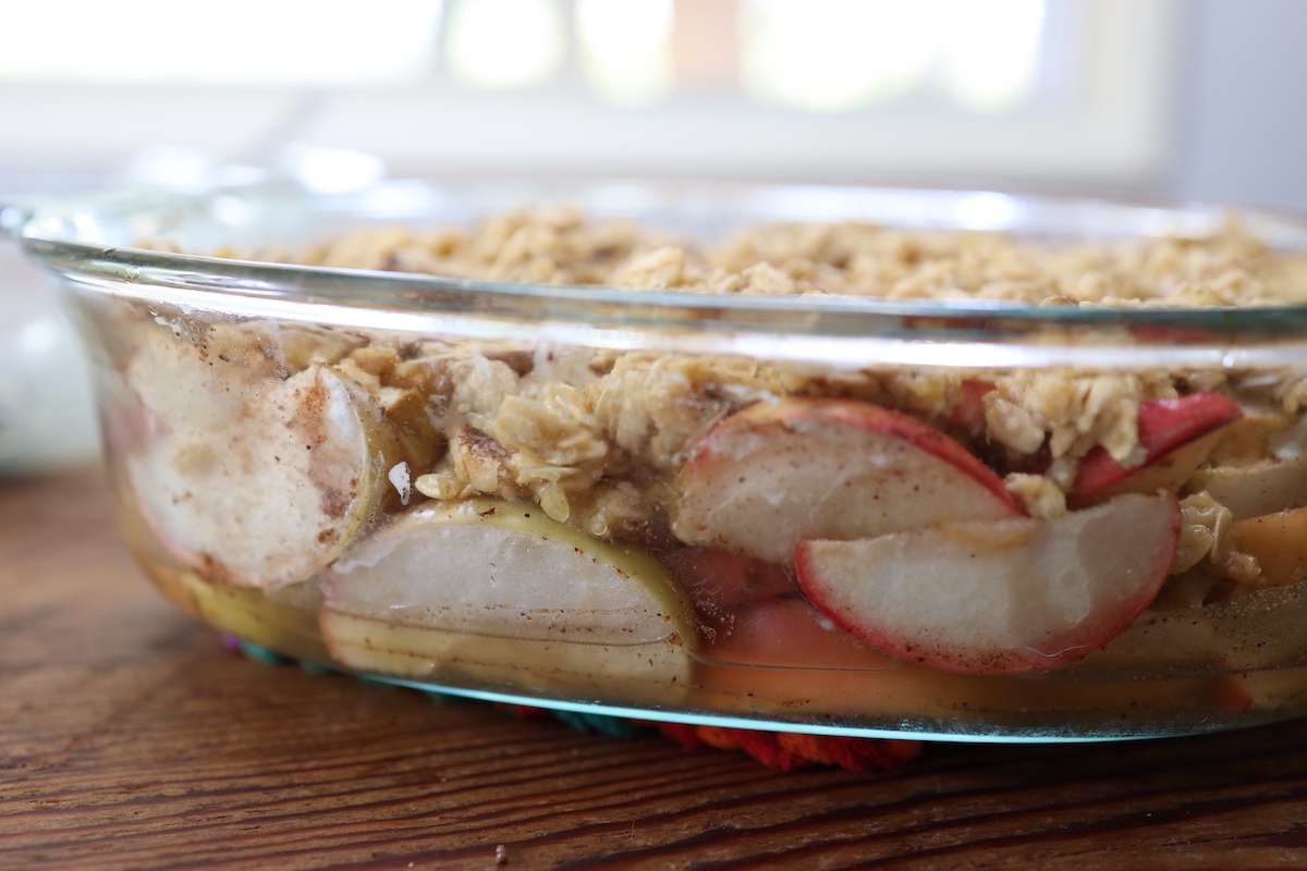 apple crumble with oats layers before baking