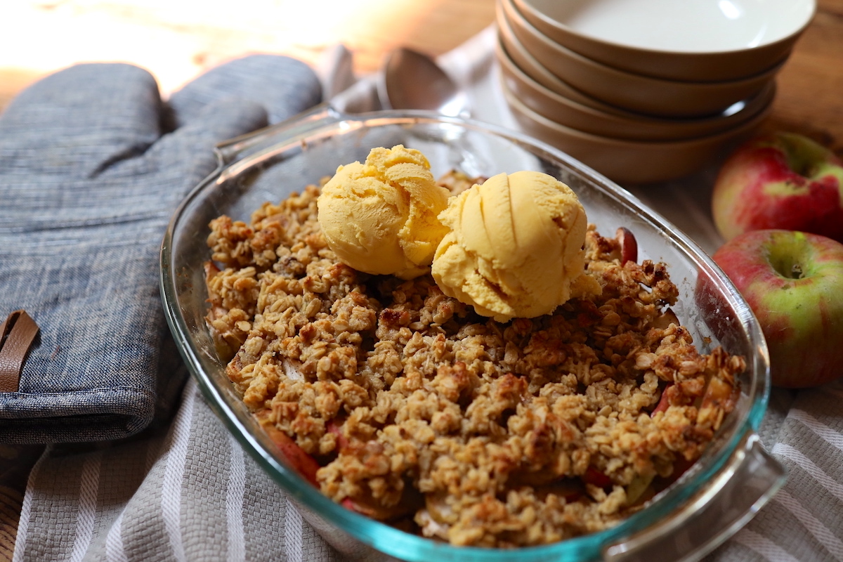 apple oat crumble with vanilla ice cream