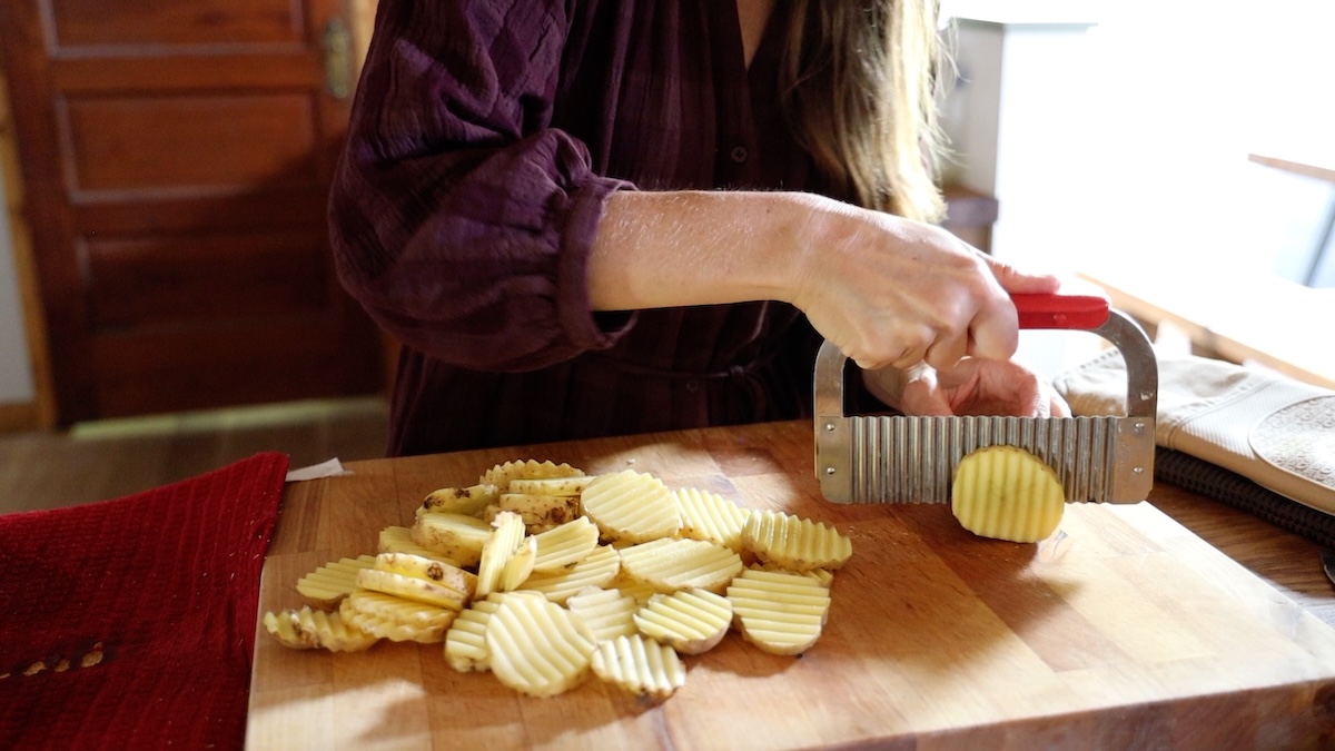 crinkle cutting potatoes by hand