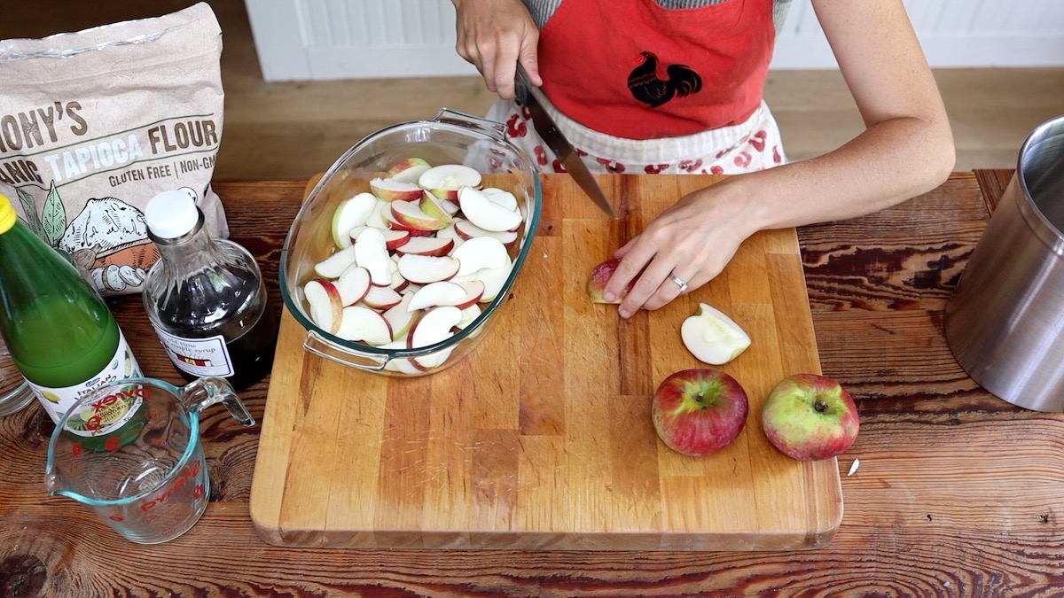 slicing apples for apple crumble with oats