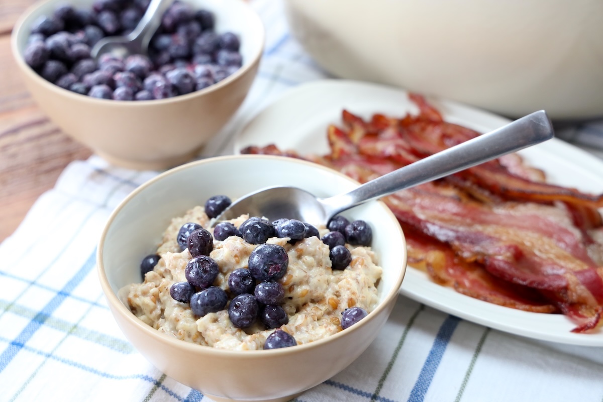 spelt porridge with frozen blueberries