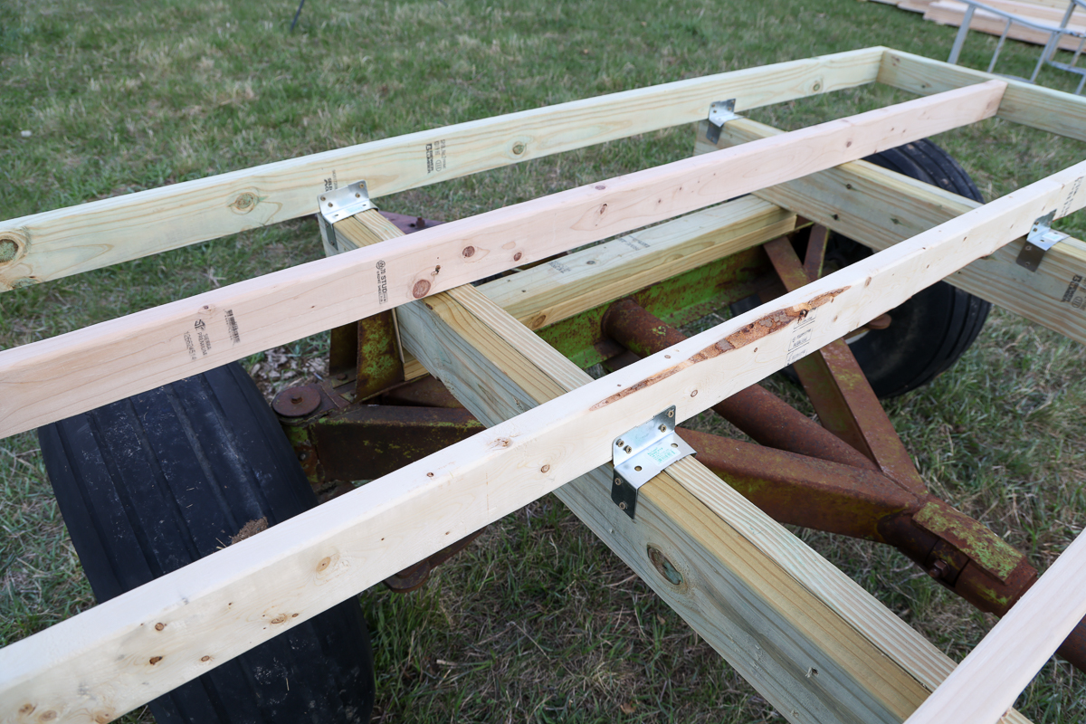 metal brackets for chicken coop base