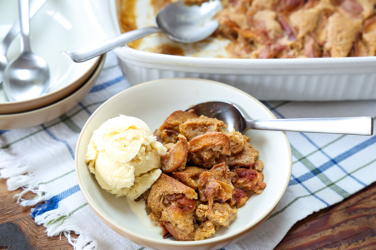 best easy peach cobbler with ice cream