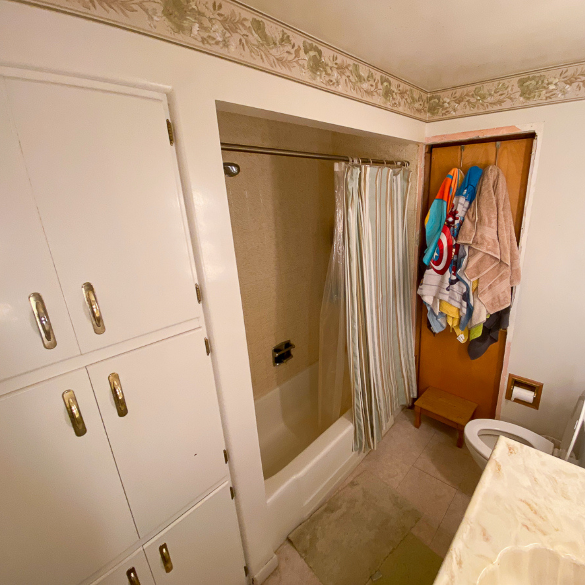 small farmhouse bathroom before remodel