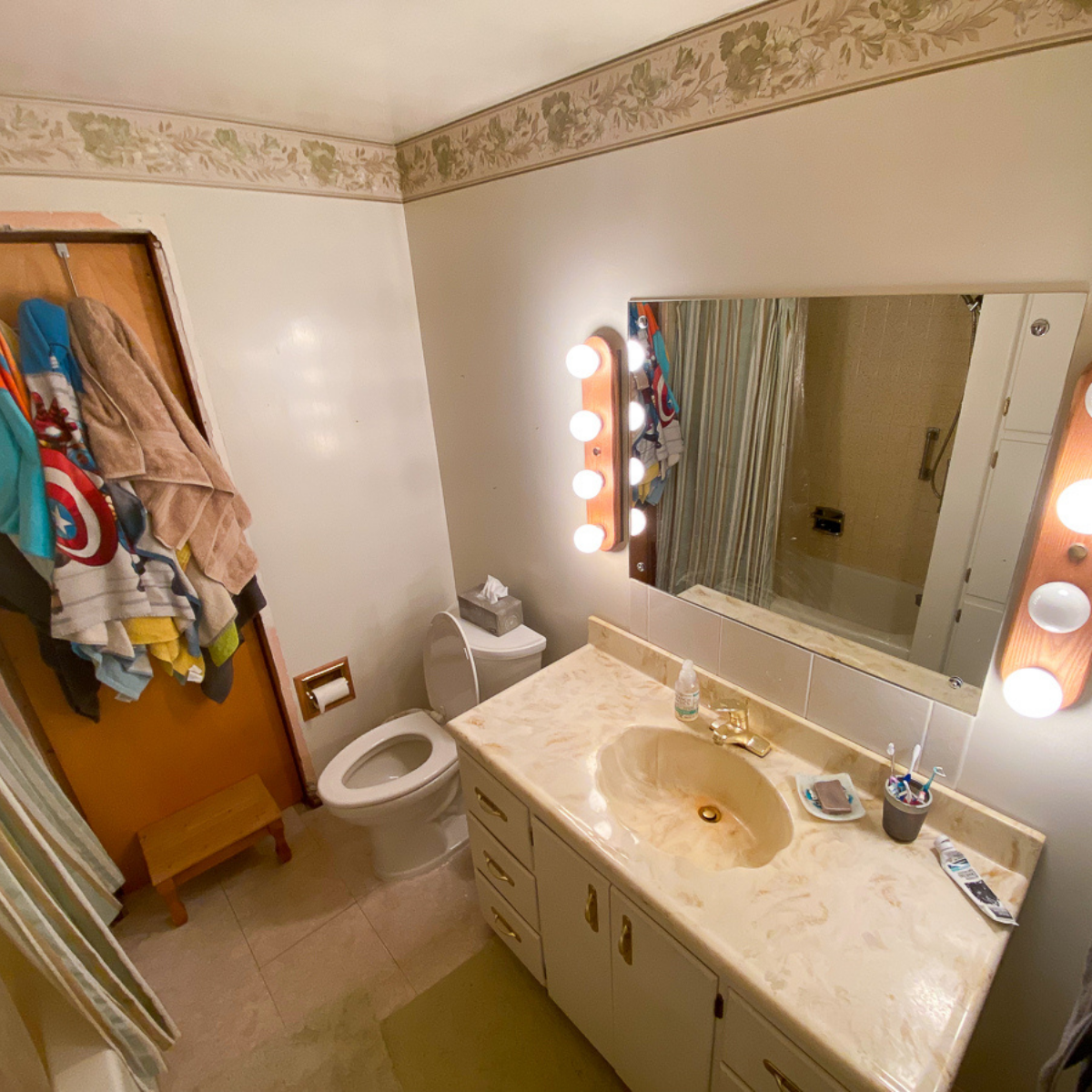 small farmhouse bathroom before