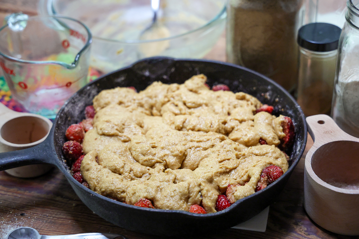 quick strawberry cobbler recipe with biscuit topping
