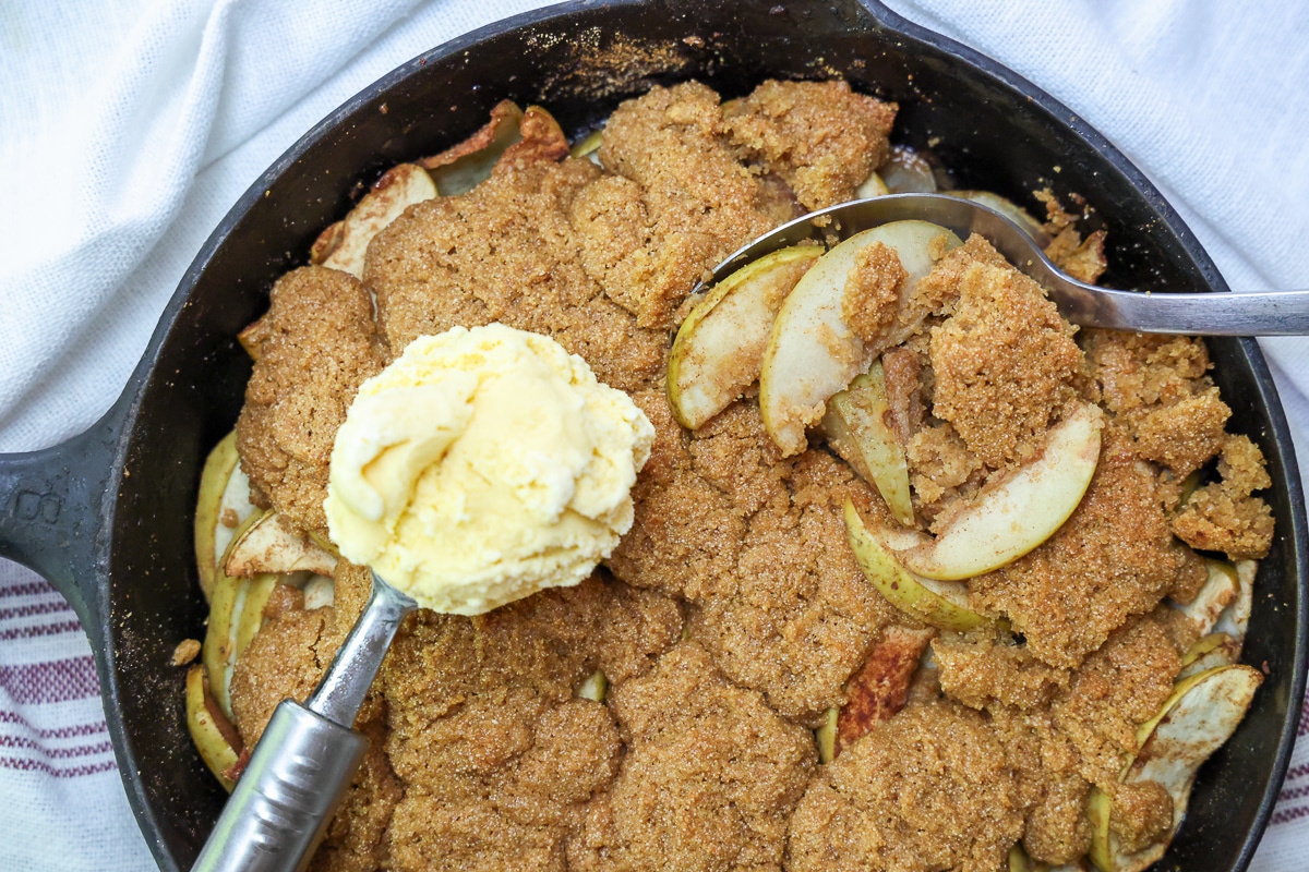 easy apple cobbler in cast iron skillet